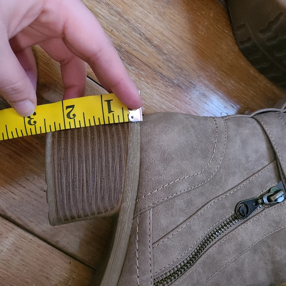 G by Guess Lezlee Zip Up Boots Tan Beige Size 9 - Picture 12 of 13